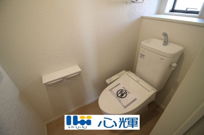 【トイレ】 | クレイドルガーデン山陽小野田市赤崎 第2（3号棟） | 洗浄付き、暖房付き便座が魅力的。毎日使用する場所だから、清潔な空間であって頂けるよう配慮しました。