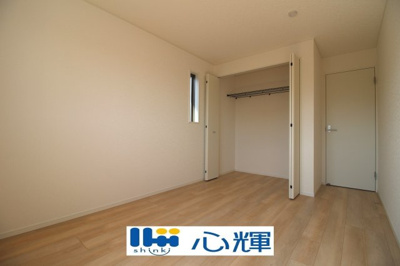 【洋室】 | クレイドルガーデン山陽小野田市赤崎 第2（3号棟） | 明るさを基調とした部屋は、光を反射するので部屋を明るく美しく見せる効果もあります。