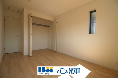 【洋室】 | クレイドルガーデン山陽小野田市赤崎 第2（3号棟） | 沢山の陽の光が入る明るい室内。
