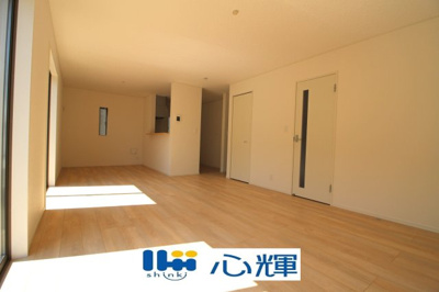 【居間・リビング】 | クレイドルガーデン山陽小野田市赤崎 第2（3号棟） | 家族が集う開放的な自由空間。季節ごとに壁飾りや家具の配置を変えて楽しんでみるのはいかがですか。