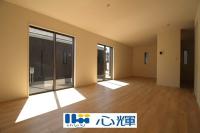 【居間・リビング】 | クレイドルガーデン山陽小野田市赤崎 第2（3号棟） | 降り注ぐ陽光をいっぱいに浴び、メインライトと共に室内全体が明るい・開放感のあるＬＤＫ。