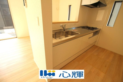 【キッチン】 | クレイドルガーデン山陽小野田市赤崎 第2（3号棟） | 充分なスペースを実現したキッチン空間となっています。寛ぐ方とお料理をされる方の一体感を重視した設計。