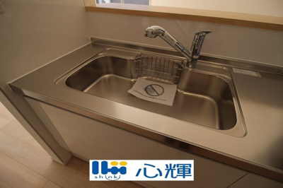 【キッチン】 | クレイドルガーデン山陽小野田市赤崎 第2（3号棟） | 浄水器付きです。水栓は先端が引き出せるのでシンクの隅々まで水が届きます。


