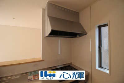 【キッチン】 | クレイドルガーデン山陽小野田市赤崎 第2（3号棟） | 最新タイプのレンジフードは吸引性能も良好！お手入れもカンタンです。
