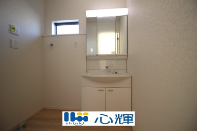 【独立洗面台】 | クレイドルガーデン山陽小野田市赤崎 第2（3号棟） | 平日の朝であっても落ち着きと寛ぎを感じられ、スムーズに身支度が完了します。