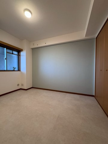 イトーピア香里園ヴァルコートの洋室|約5.2帖の洋室はコンパクトなお部屋でワークスペースとしてもオススメです。