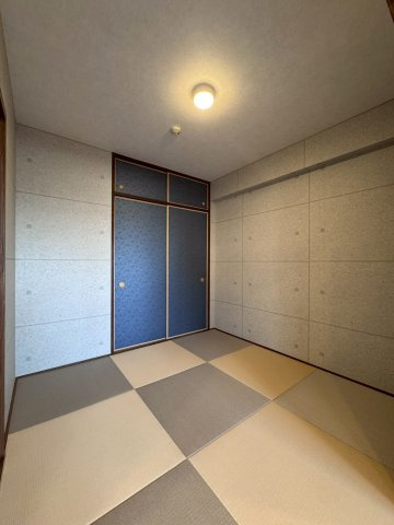 イトーピア香里園ヴァルコートの和室|LDK横に約4.5帖の洋室があるので子供部屋としてもいいですね。