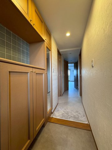 イトーピア香里園ヴァルコートの玄関|全身鏡付きのシューズボックスあります。