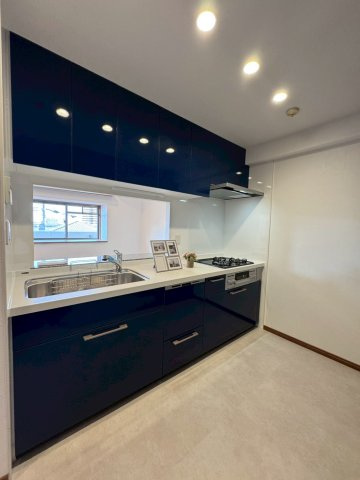 イトーピア香里園ヴァルコートのキッチン|対面式キッチンでご家族の会話も弾みます。ネイビーのキッチンで落ち着いて料理ができます。