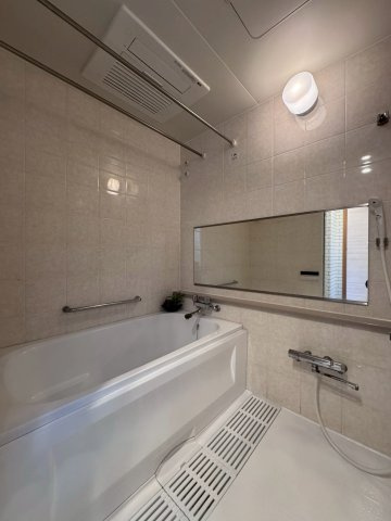 イトーピア香里園ヴァルコートの浴室|浴室乾燥機付きで雨の日も大活躍です。