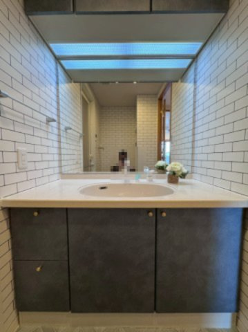 イトーピア香里園ヴァルコートの洗面所|ワイドな洗面台で使いやすい設計です。