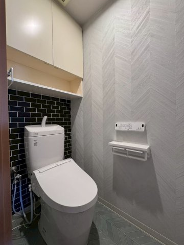 イトーピア香里園ヴァルコートのトイレ|トイレ上部に棚付き、温水洗浄便座も付いております。