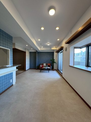 イトーピア香里園ヴァルコートの居間・リビング|リビングダイニングには出窓付きです。