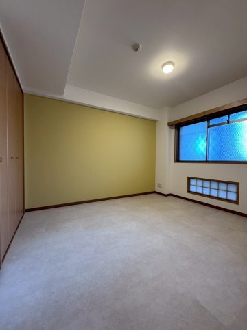 イトーピア香里園ヴァルコートの洋室|約6.2帖の洋室はクローゼット付きで主寝室としてもオススメです。