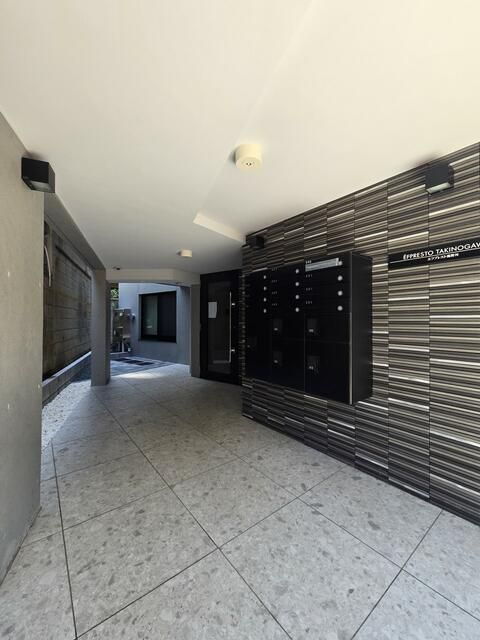 エフプレスト滝野川のエントランス