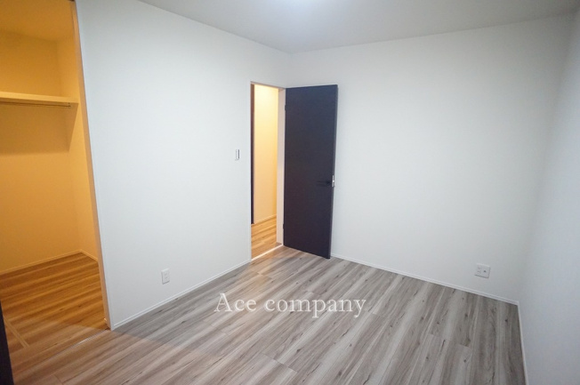 【子供部屋】 | 八尾市南植松町5丁目 | 【1階：洋室6帖】奥行きのあるクローゼット完備です♪