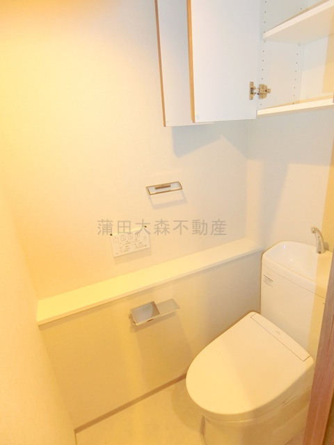 Live Casa千鳥町のトイレ|吊戸棚と温水洗浄暖房便座付きのトイレ