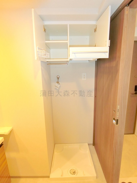Live Casa千鳥町の設備|棚収納付きがうれしい洗濯機置き場