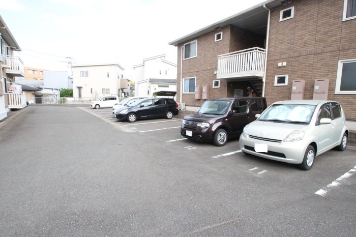 エテルノ ストラーダ塔原西 の駐車場