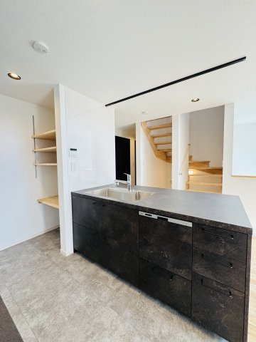 SHONAN WOOD STYLE — 鵠沼海岸のデザイン住宅のキッチン