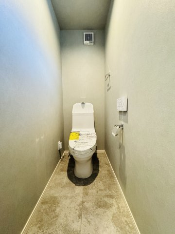 SHONAN WOOD STYLE — 鵠沼海岸のデザイン住宅のトイレ