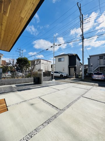 SHONAN WOOD STYLE — 鵠沼海岸のデザイン住宅の前面道路含む現地写真