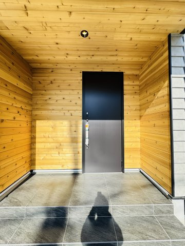 SHONAN WOOD STYLE — 鵠沼海岸のデザイン住宅の玄関