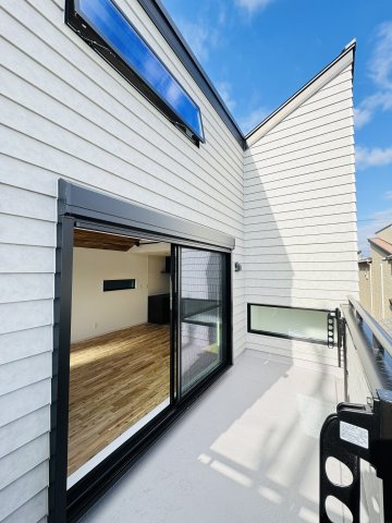 SHONAN WOOD STYLE — 鵠沼海岸のデザイン住宅のバルコニー