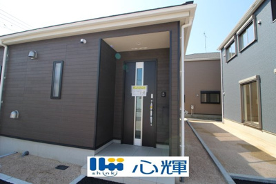 【前面道路含む現地写真】 | クレイドルガーデン山陽小野田市赤崎 第2（4号棟／平屋） | 家の顔となる玄関。 ゲストを迎え入れても安心の空間です。