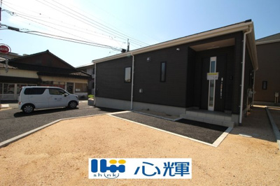 【外観】 | クレイドルガーデン山陽小野田市赤崎 第2（4号棟／平屋） | 明るい日差しが差し込む現地。車もゆったり駐めることができます。ぜひ現地をご覧ください。
