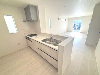 【居間・リビング】 | 安佐北区落合南1丁目　全3区画　NO1 | 大きな窓が設置された18.7帖リビング☆対面式のキッチンでリビングが見渡せるので、お子様やご家族の様子が見えて安心です♪