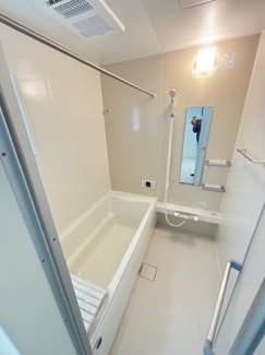 【浴室】 | 安佐北区落合南1丁目　全3区画　NO1 | ゆったりした浴槽は、足を伸ばしてゆったり湯船につかることができます。
浴室換気乾燥機付きで雨や夜のお洗濯にも大活躍♪