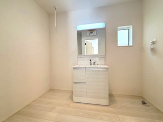 【独立洗面台】 | 安佐北区落合南1丁目　全3区画　NO1 | 三面鏡付きの洗面台は、メイクもドライヤーも余裕のスペースです☆