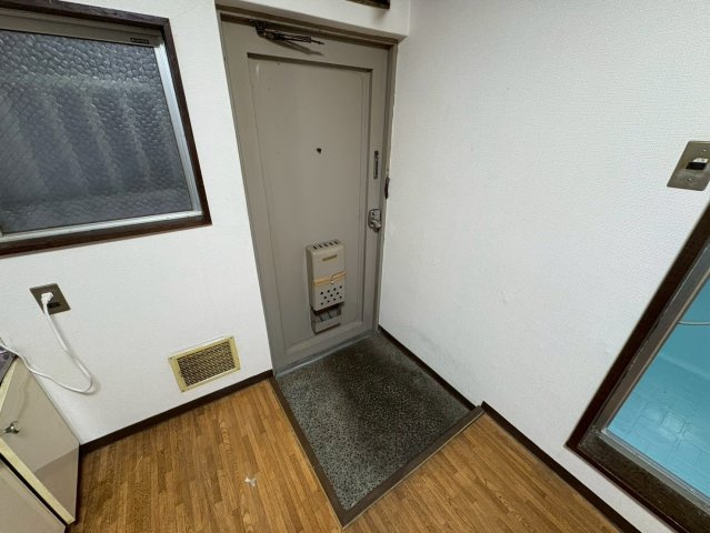 ロイヤルハイツ八戸ノ里の玄関