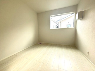 【洋室】 | 佐伯区五日市中央2（五日市駅）限定1棟 | 2階　洋室×3　収納付きでお部屋がスッキリ広く使えます。　
