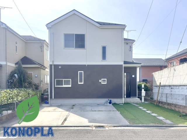 【中古戸建】伊勢崎市羽黒町の外観|■外観｜窓の配置や、爽やかな白ベースの外観が清潔感をもたらします。まっさらなキャンバスのような家にこだわりを彩って…始めよう、あなただけの豊かな暮らし( ＾＾ )