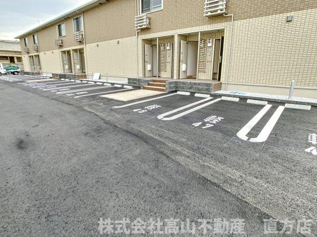 直方市大字知古のアパートの駐車場