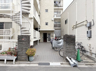 【エントランス】 | お客様を、そして住人を出迎えてくれるマンションのエントランス。ゴミが落ちていないことからも、管理状態の良さや住民の節度の高さが見て取れます。～即日のご見学可能～　お問合せはお気軽にどうぞ。
