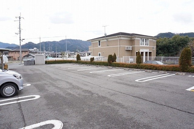 ハイファイン藤の駐車場