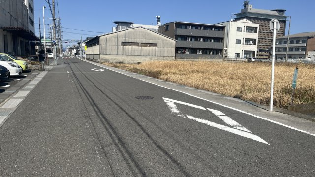 9区画分譲地　須賀3丁目　2号地の前面道路含む現地写真|東側道路