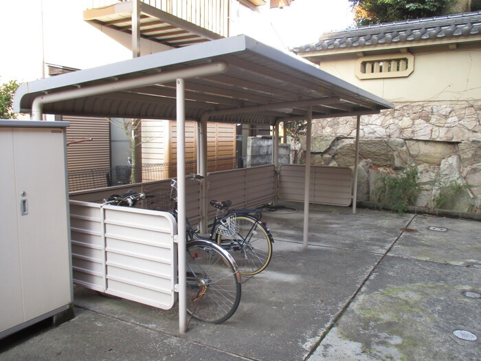 豊岡市京町のアパートのその他共用部分|屋根付きの駐輪場です◎