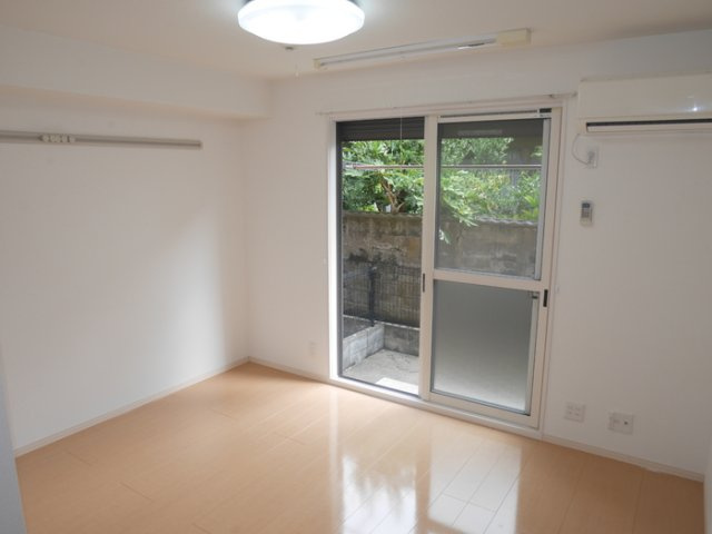 豊岡市京町のアパートの居間・リビング|７帖の洋室に南向きのテラスがついています＊