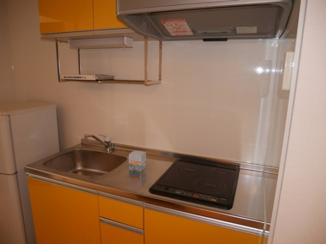 豊岡市京町のアパートのキッチン|ＩＨクッキングヒーター付きのシステムキッチン◎