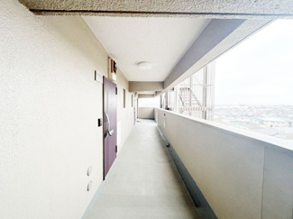 【その他共用部分】 | マンションの共用廊下です。きれいに清掃されています。周囲のお部屋の様子も、ぜひ伺ってみてください。～即日のご見学可能～　お問合せはお気軽にどうぞ。