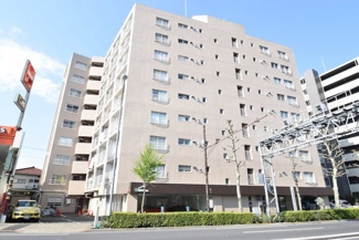 【外観】 | 手入れの行き届いた外壁やエントランスなど、「見ればわかる」レベルで清潔感を保ったマンションです。築年数を感じさせない姿で皆様をお出迎えします。～即日のご見学可能～　お問合せはお気軽にどうぞ。
