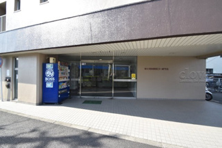 【エントランス】 | マンションの正面エントランス。出入りする人間を癒してくれるマンション入り口であり、その建物の「顔」でもあります。～即日のご見学可能～　お問合せはお気軽にどうぞ。
