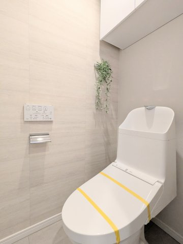 ファミール浅草シティウエストのトイレ|～吊戸棚付きのトイレ写真～