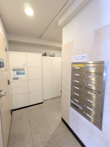 ファミール浅草シティウエストの設備|～宅配ボックスと郵便ポスト写真～