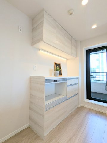 ファミール浅草シティウエストの収納|～キッチン裏の吊戸棚付カップボード写真～