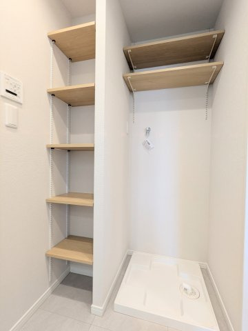 ファミール浅草シティウエストのランドリースペース|～収納付き ランドリースペース写真～